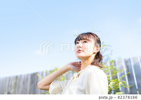 日光を浴びる女性 日光を浴びる女性 82378166