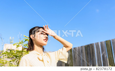 日光を浴びる女性 82378172