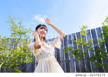 日光を浴びる女性 82378174