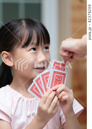トランプでババ抜きをする女の子 82378209
