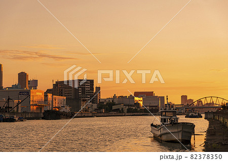 安治川沿いの遊歩道(野田南緑道)から大阪市西区川口の夕景 安治川沿いの遊歩道(野田南緑道)から大阪市西区川口の夕景 82378350