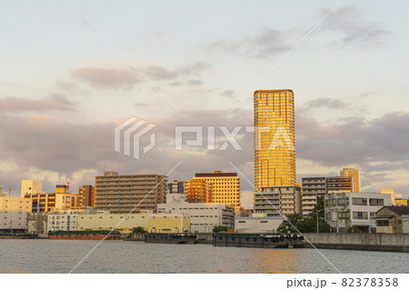 安治川沿いから見る大阪市西区川口の街並み 夕景 安治川沿いから見る大阪市西区川口の街並み 夕景 82378358
