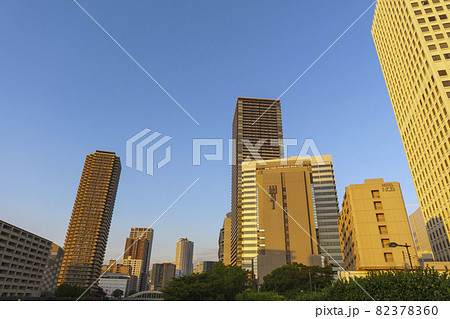 大阪 中之島西のビル群の夕景 大阪 中之島西のビル群の夕景 82378360