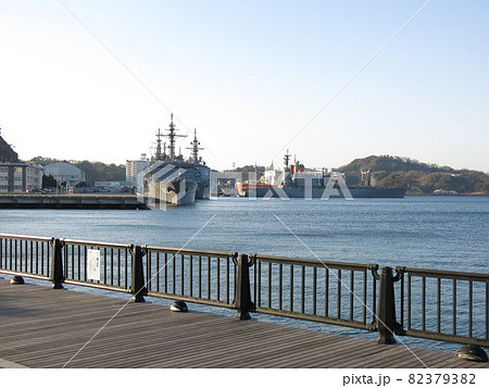 横須賀本港に係留された海上自衛隊の艦船が望めるヴェルニー公園 82379382