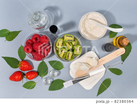 Homemade natural face mask recipe with kiwi, yogurt and white clay. Homemade natural face mask recipe with kiwi, yogurt and white clay. 82380364