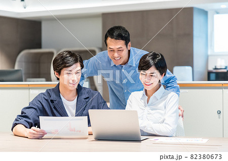 若手社員と打合わせする先輩ビジネスマン 撮影協力:WEEK芝大門(サンフロンティア不動産) 若手社員と打合わせする先輩ビジネスマン 撮影協力:WEEK芝大門(サンフロンティア不動産) 82380673