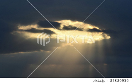 日本の雲風景 雲間から注ぐ陽光 日本の雲風景 雲間から注ぐ陽光 82380956