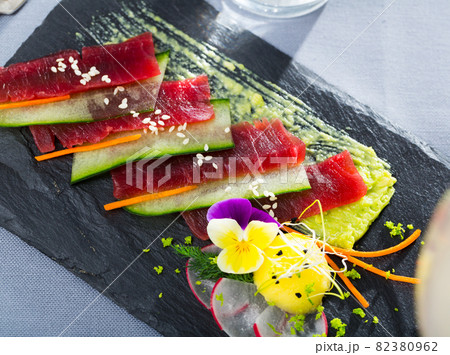 Tuna carpaccio with avocado sauce Tuna carpaccio with avocado sauce 82380962