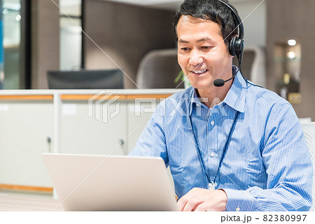 ヘッドセットをつけたベテランビジネスマン　撮影協力：WEEK芝大門(サンフロンティア不動産) 82380997