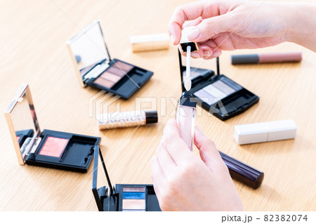 マニキュアを塗る女性の手元【パーツカット】 マニキュアを塗る女性の手元【パーツカット】 82382074