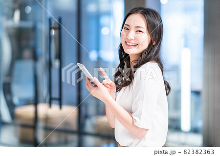 スマホを操作する若い女性 撮影協力:WEEK芝大門(サンフロンティア不動産) スマホを操作する若い女性 撮影協力:WEEK芝大門(サンフロンティア不動産) 82382363