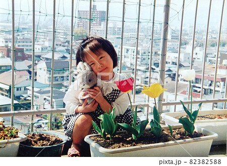 昭和　小学生　エロ 昔のフィルム写真 ベランダのチューリップと二人の姉妹の写真素材 [82382588] - PIXTA