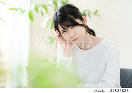 不調に悩む女性 不調に悩む女性 82382828