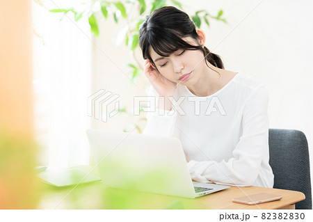 不調に悩む女性 不調に悩む女性 82382830