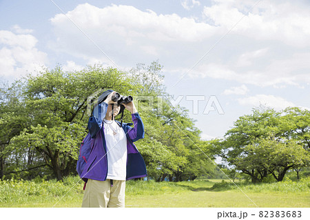 バードウォッチングをする小学生女の子 バードウォッチングをする小学生女の子 82383683