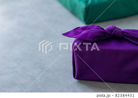 紫色と緑色の風呂敷に包まれた贈り物 82384431