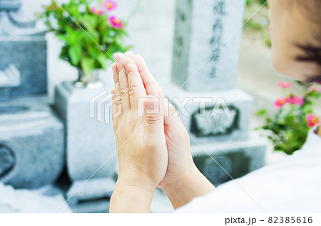 墓前で手を合わせる女性 墓前で手を合わせる女性 82385616
