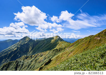 青空と谷川連峰 天神尾根からの眺めの写真素材