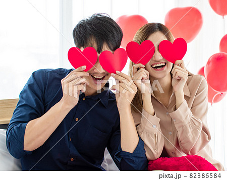 Excited Asian couple with heart shaped eyes 82386584