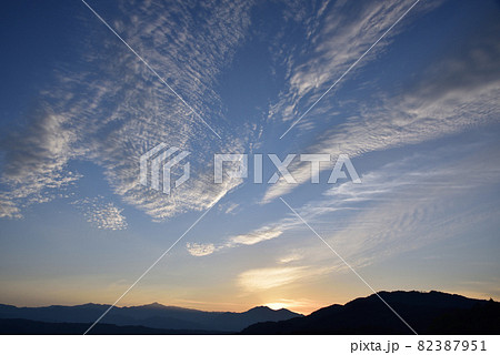 北杜市白州町、秋の雲が現れた日の出（ベルガ通りから） 82387951