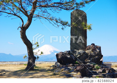 大正天皇御即位の御大典記念碑と富士山／森戸神社（神奈川県葉山町） 82388024