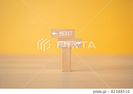 「MERIT」「DEMERIT」と書かれた積み木 82388510