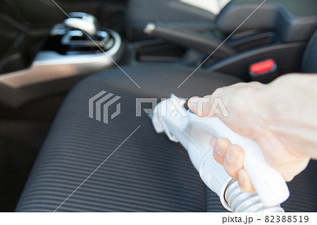 掃除機で車のシートを掃除する。 82388519