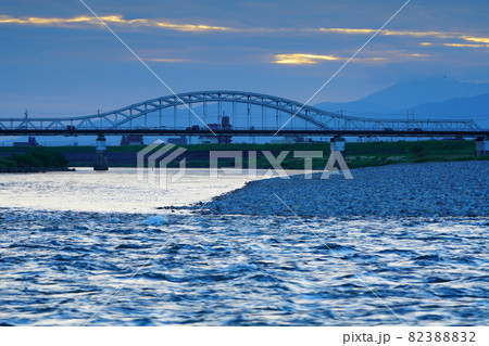 黄昏時の長良川に架かる忠節橋 82388832