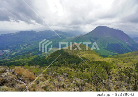 鶴見岳からの由布岳と城ヶ岳と雨乞岳 鶴見岳からの由布岳と城ヶ岳と雨乞岳 82389042