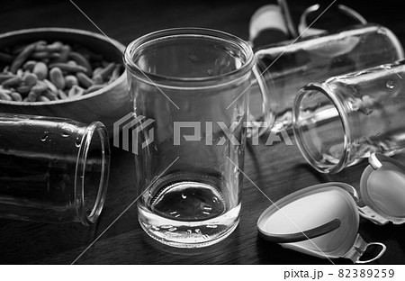 カップ酒 ワンカップ 飲みすぎ ストレス解消 泥酔 悩み カップ酒 ワンカップ 飲みすぎ ストレス解消 泥酔 悩み 82389259