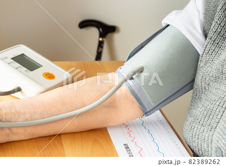 血圧計で血圧測定 高齢者の血圧測定 カフ式の血圧計 自宅での血圧測定 上腕式血圧計 血圧計で血圧測定 高齢者の血圧測定 カフ式の血圧計 自宅での血圧測定 上腕式血圧計 82389262