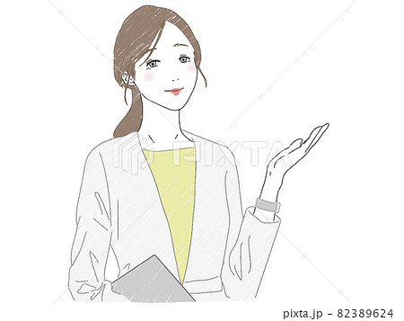 書類を持ちながら案内ポーズをするビジネスウーマン 82389624