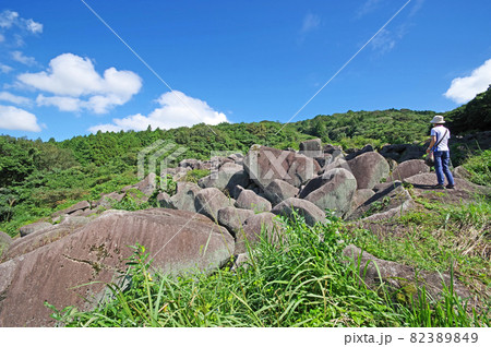 山口県美祢市国指定天然記念物万倉の大岩郷青空と人 82389849