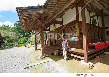 山口県美祢市花の山寺桜山南原寺本堂と参拝客 山口県美祢市花の山寺桜山南原寺本堂と参拝客 82389867