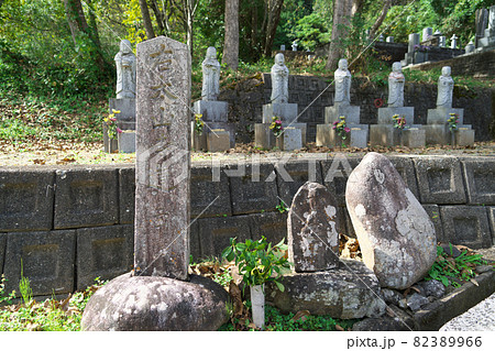 古い道標と妙伝寺の六地蔵 岡山県新見市 古い道標と妙伝寺の六地蔵 岡山県新見市 82389966
