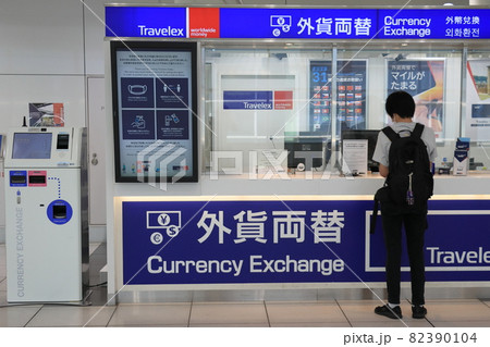 外貨両替カウンター　エクスチェンジ　空港の両替カウンター 82390104