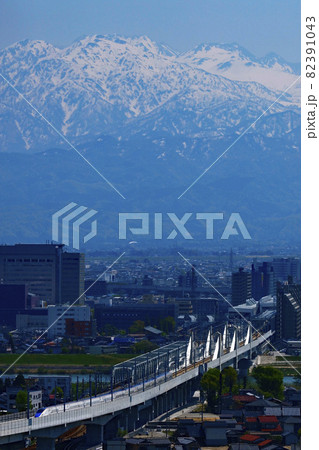立山連峰をバックに 立山連峰をバックに 82391043