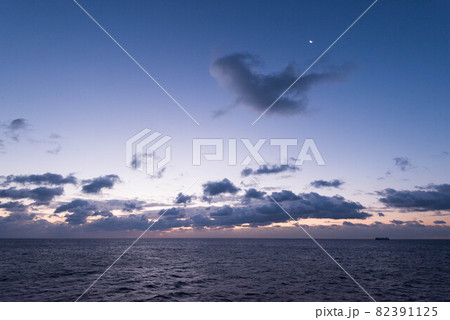 新日本海フェリーより 夜明けの月 新日本海フェリーより 夜明けの月 82391125