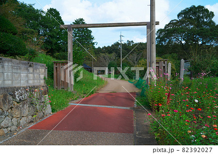 備後国と備中国の国境の二本松峠に復元された御境杭木　広島県庄原市・岡山県新見市 82392027