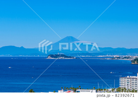 澄み渡る快晴の富士山と江ノ島、大崎公園、神奈川県から見える富士山 澄み渡る快晴の富士山と江ノ島、大崎公園、神奈川県から見える富士山 82392671