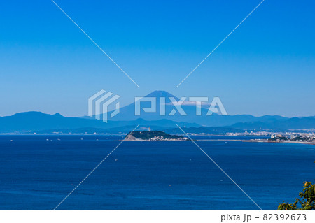 澄み渡る快晴の富士山と江ノ島、大崎公園、神奈川県から見える富士山 澄み渡る快晴の富士山と江ノ島、大崎公園、神奈川県から見える富士山 82392673
