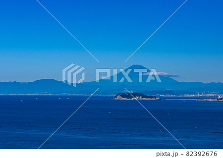 澄み渡る快晴の富士山と江ノ島、大崎公園、神奈川県から見える富士山 澄み渡る快晴の富士山と江ノ島、大崎公園、神奈川県から見える富士山 82392676
