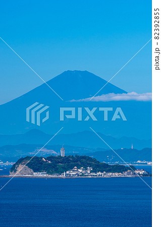 澄み渡る快晴の富士山と江ノ島、大崎公園、神奈川県から見える富士山 82392855