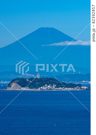 澄み渡る快晴の富士山と江ノ島、大崎公園、神奈川県から見える富士山 82392857