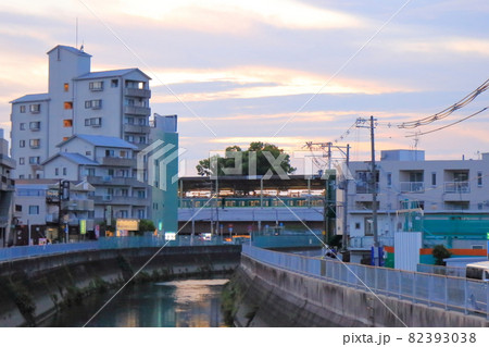 夕暮れの萱島駅 82393038