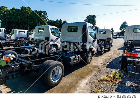 新車トラックのモータープール 82393579
