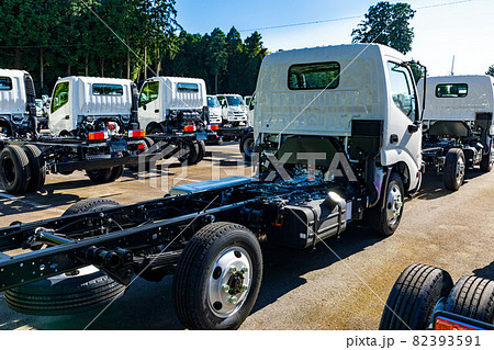 新車トラックのモータープール 82393591