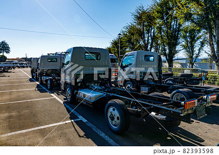 新車トラックのモータープール 82393598