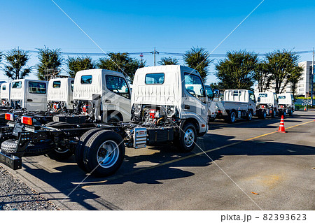 新車トラックのモータープール 82393623