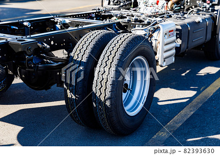 新車トラックのモータープール 82393630